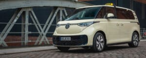 Volkswagen ID. Buzz als Taxi in Elfenbein. geparkt auf einer Brücke.