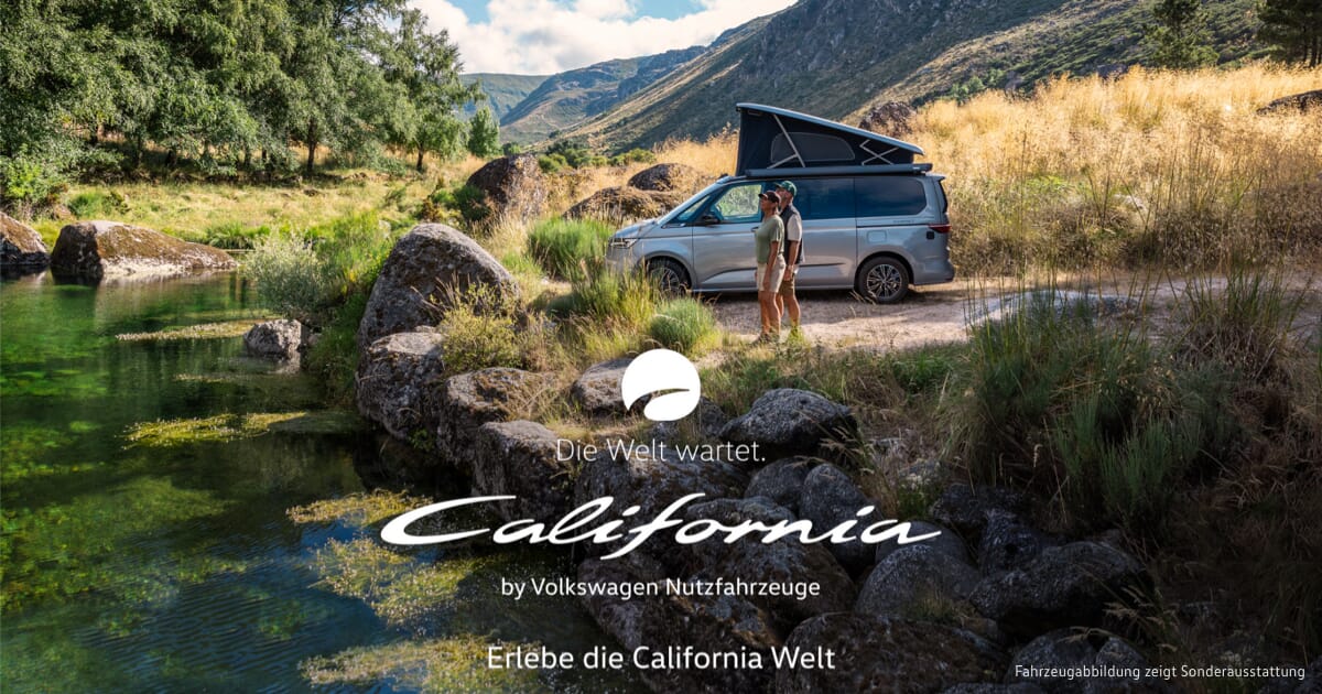 Zwei Personen stehen neben einem Volkswagen California Camper mit geöffnetem Aufstelldach, der in der Nähe eines ruhigen Flusses in einer malerischen Berglandschaft geparkt ist, mit dem Text ‘Die Welt wartet. California by Volkswagen Nutzfahrzeuge’.