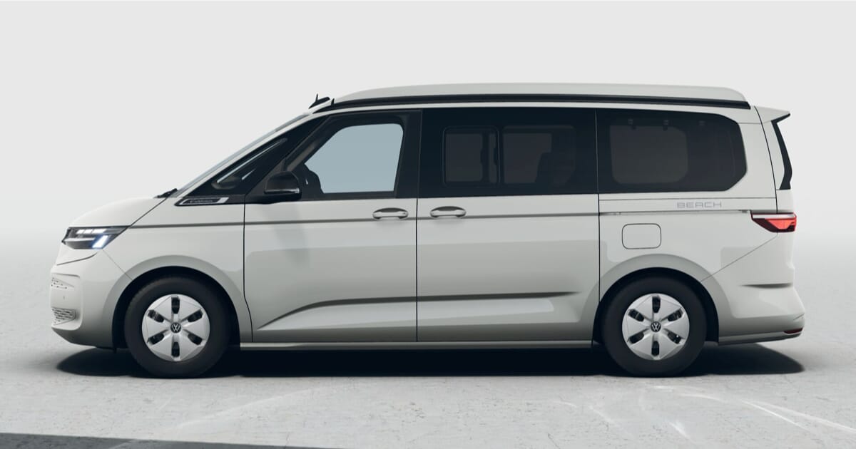 Volkswagen California T7 Beach Tour in Weiß, Seitenansicht. Campervan-Modell mit modernem Design und kompaktem Aufbau.