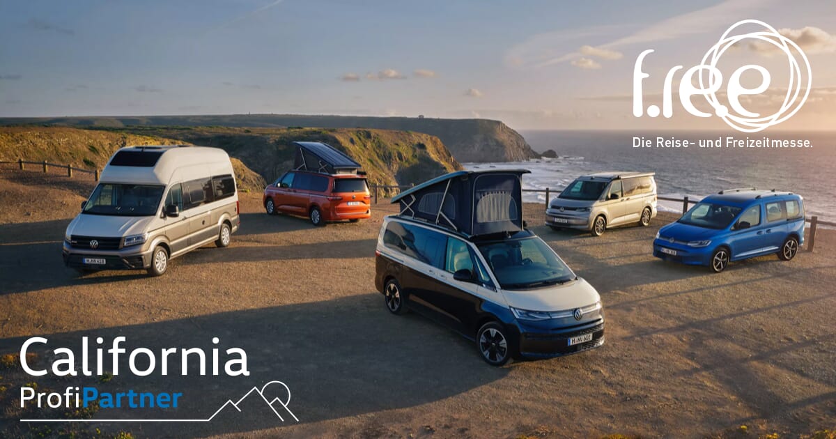 Fünf Volkswagen California Camper stehen auf einer Klippe mit Blick auf das Meer, unter einem Logo der Reise- und Freizeitmesse f.re.e.