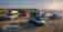 Fünf Volkswagen California Camper stehen auf einer Klippe mit Blick auf das Meer, unter einem Logo der Reise- und Freizeitmesse f.re.e.