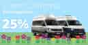 Werbebild für den Grand California Frühlingsrabatt von 25 %. Das Design zeigt einen hellblauen Himmel als Hintergrund mit bunten, illustrierten Blumen am unteren Rand. Zwei Volkswagen Grand California Campingbusse stehen im Vordergrund.