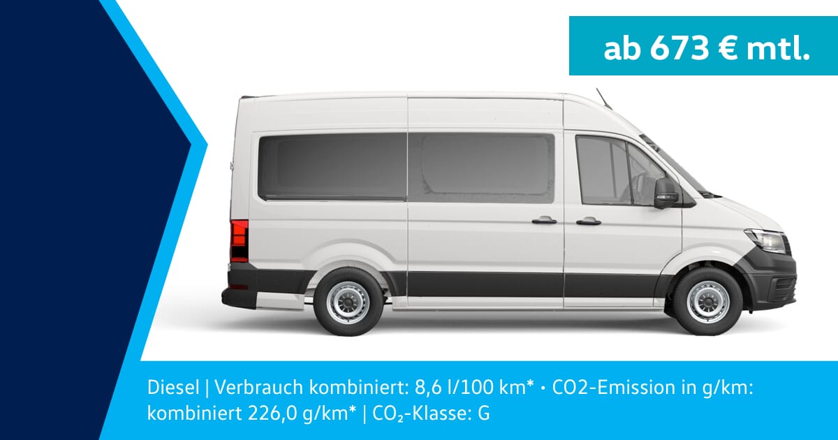Weißer Volkswagen Crafter Kombi 35 HD Van in Seitenansicht vor einem neutralen Hintergrund. Werbetext auf Deutsch bewirbt ein Leasingangebot ab 673 Euro pro Monat. Zusätzliche Details: kombinierter Kraftstoffverbrauch von 8,6 Litern pro 100 km und CO₂-Emissionen von 226 g/km.