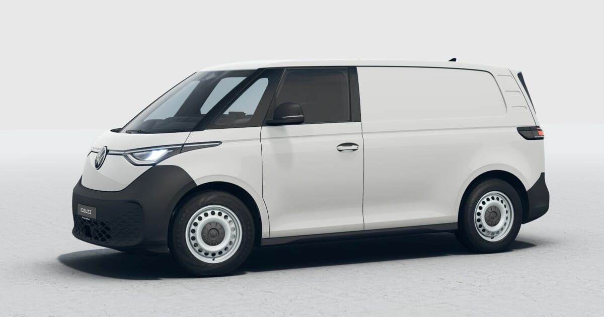 Volkswagen ID. Buzz Cargo Pure in Candy-Weiß mit Stahlfelgen auf neutralem Hintergrund.
