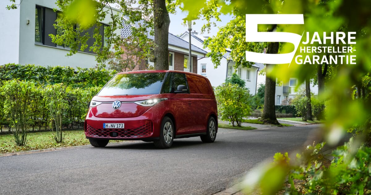 Roter Volkswagen ID. Buzz Cargo fährt durch eine grüne Wohngegend, mit Text zur 5-Jahre-Herstellergarantie.