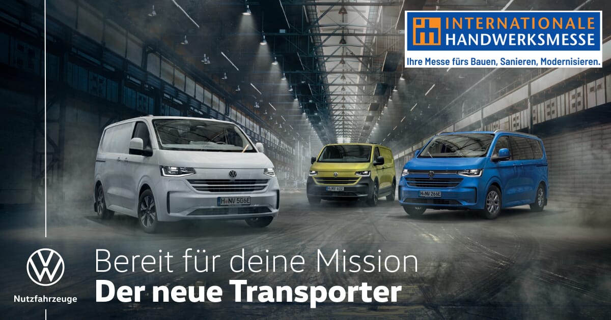 Drei Volkswagen Transporter in Weiß, Gelb und Blau stehen in einer großen Industriehalle, mit Text zur Internationalen Handwerksmesse 2025.