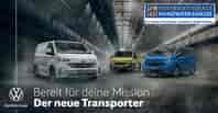 Drei Volkswagen Transporter in Weiß, Gelb und Blau stehen in einer großen Industriehalle, mit Text zur Internationalen Handwerksmesse 2025.
