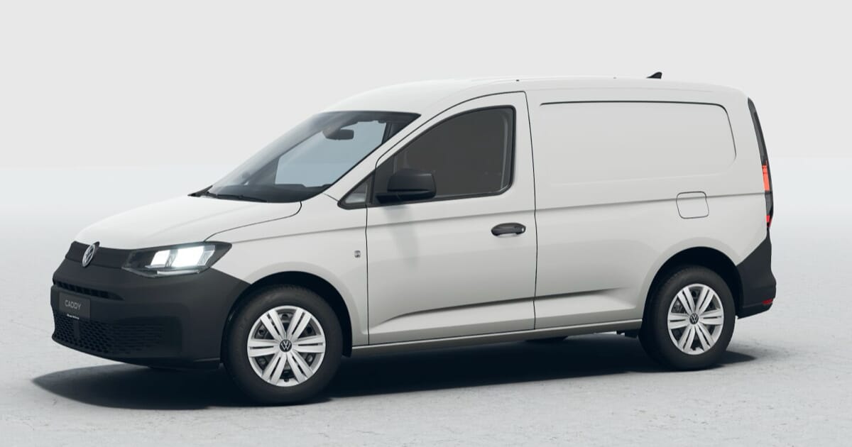 Volkswagen Caddy 5 Cargo in Candy-Weiß mit geschlossener Karosserie und schwarzer Frontschürze auf neutralem Hintergrund.