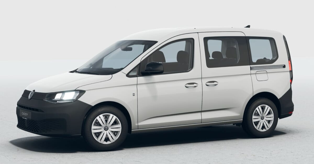 Volkswagen Caddy 5 in Candy-Weiß mit schwarzer Frontschürze auf neutralem Hintergrund.