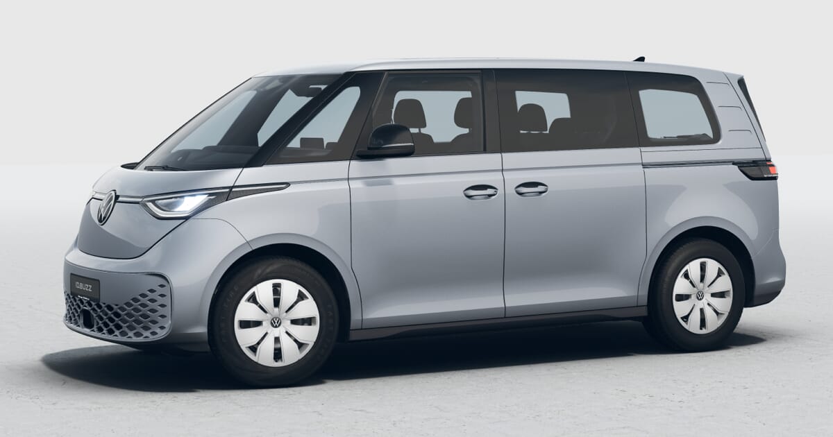 Volkswagen ID. Buzz Pure in Monosilber mit Radzierblenden auf neutralem Hintergrund.