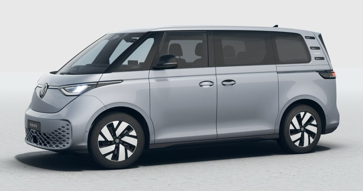 Volkswagen ID. Buzz Energy mit kurzem Radstand in Monosilber Metallic auf neutralem Hintergrund.