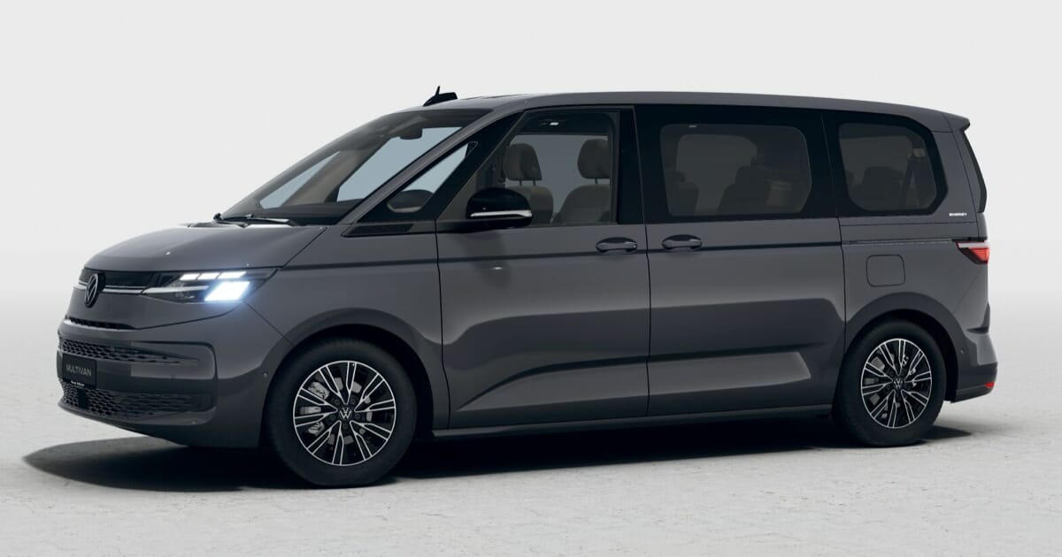 Volkswagen Multivan Energy in Pure Grey mit schwarzen Designelementen auf neutralem Hintergrund.