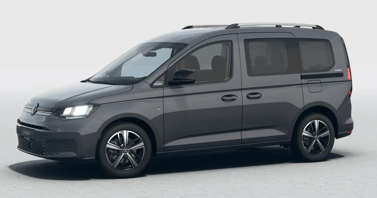 Volkswagen Caddy Energy in Indiumgrau Metallic mit schwarzen Akzenten auf neutralem Hintergrund.