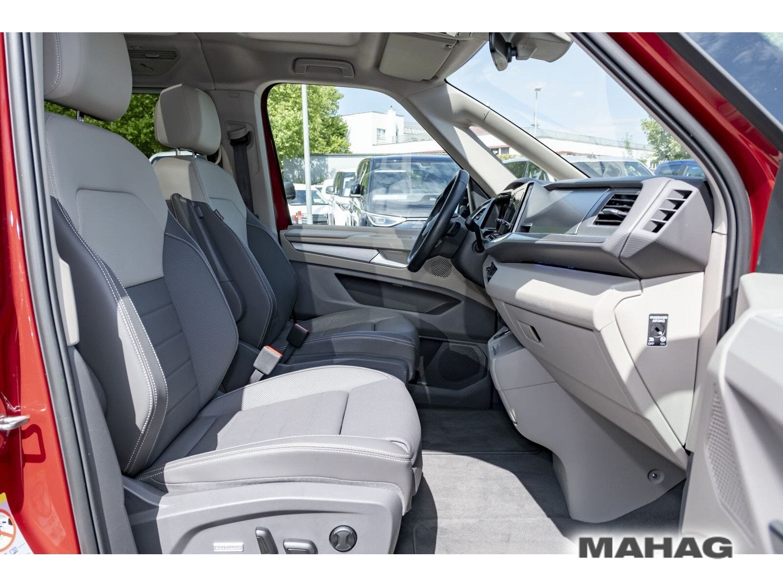 Fahrzeugabbildung Volkswagen T7 Multivan Life LÜ 150TSI