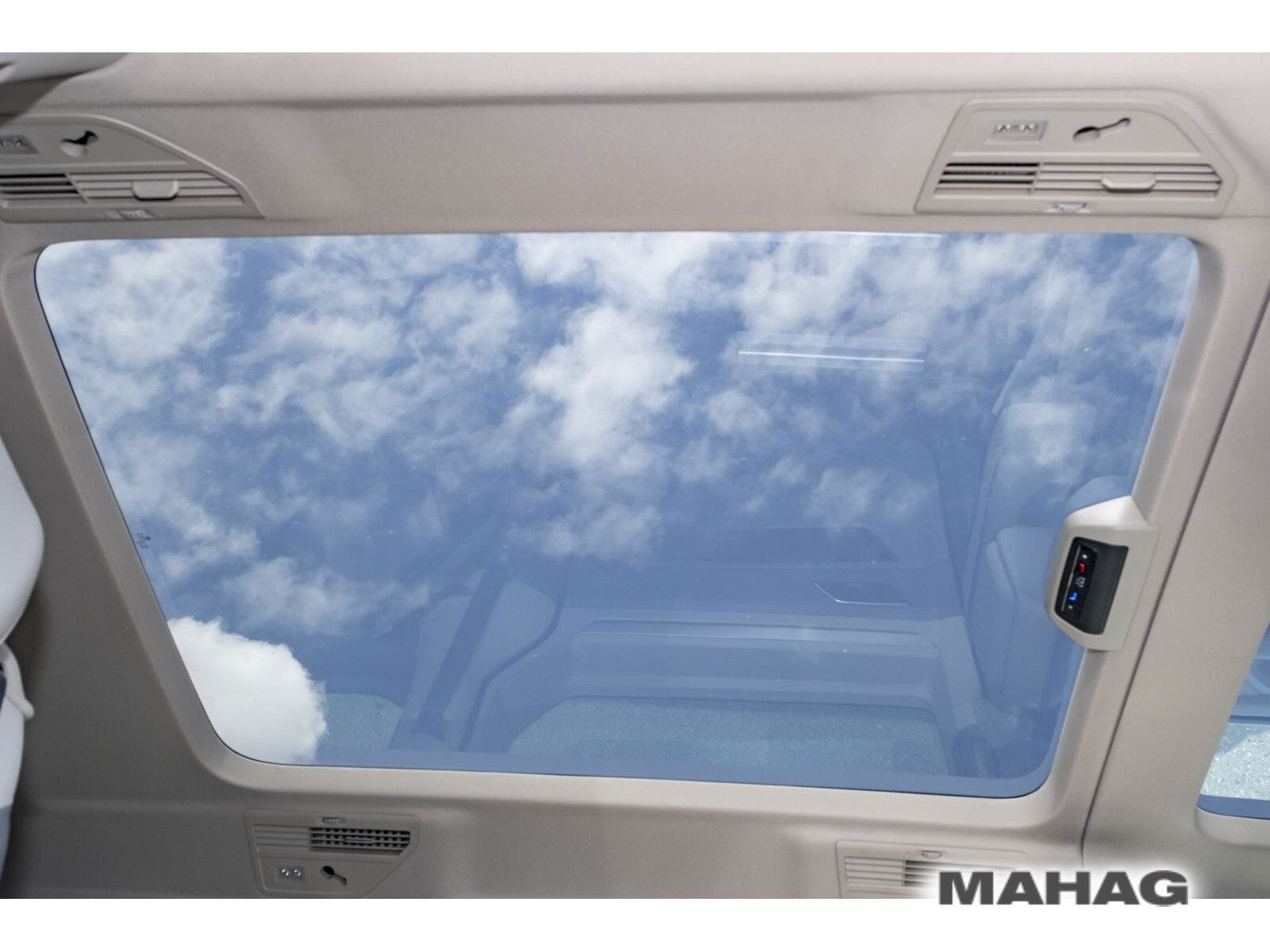 Fahrzeugabbildung Volkswagen T7 Multivan Life LÜ 150TSI