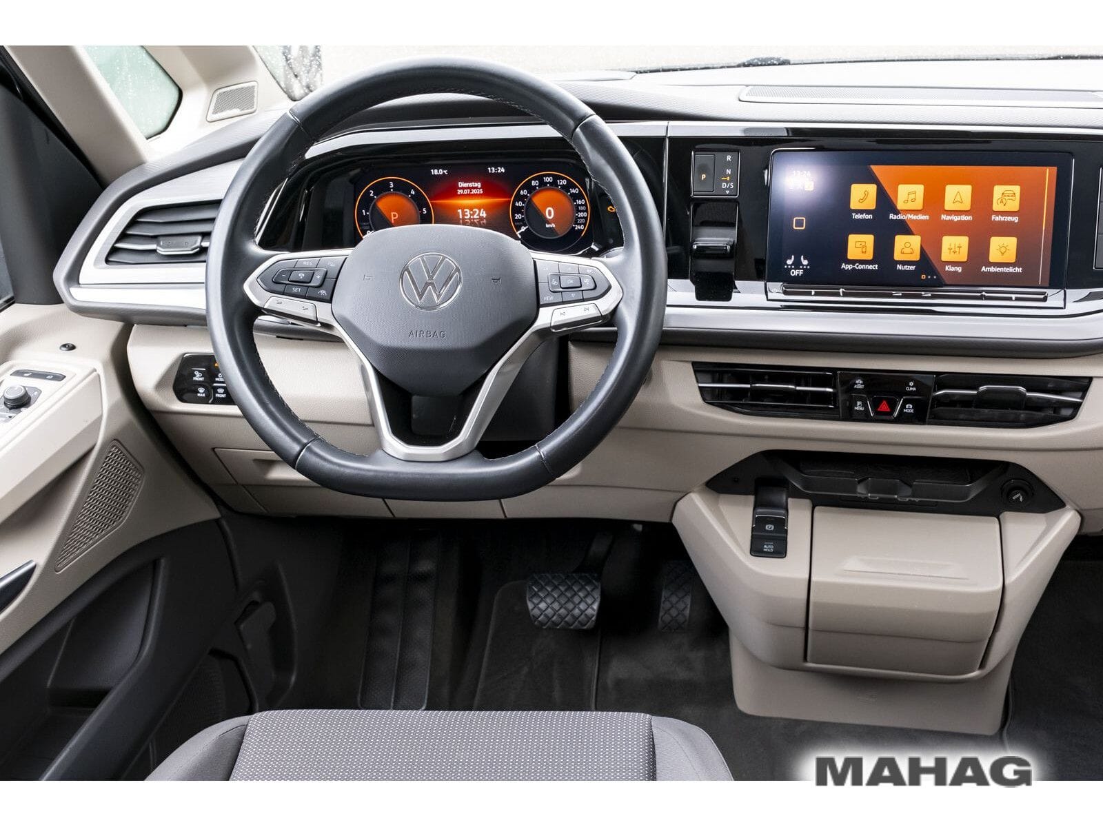 Fahrzeugabbildung Volkswagen T7 Multivan Life LÜ110 TDI