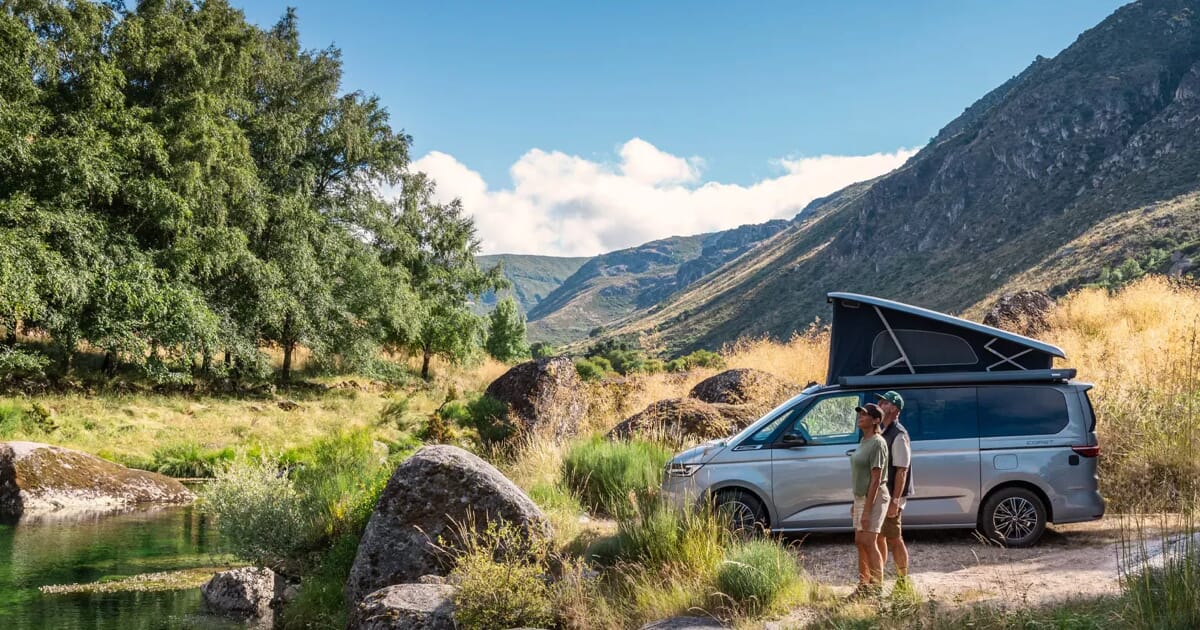 Rabattaktion mit Volkswagen-Camper in Naturkulisse und Hinweis auf bis zu 23,2 % Ersparnis.