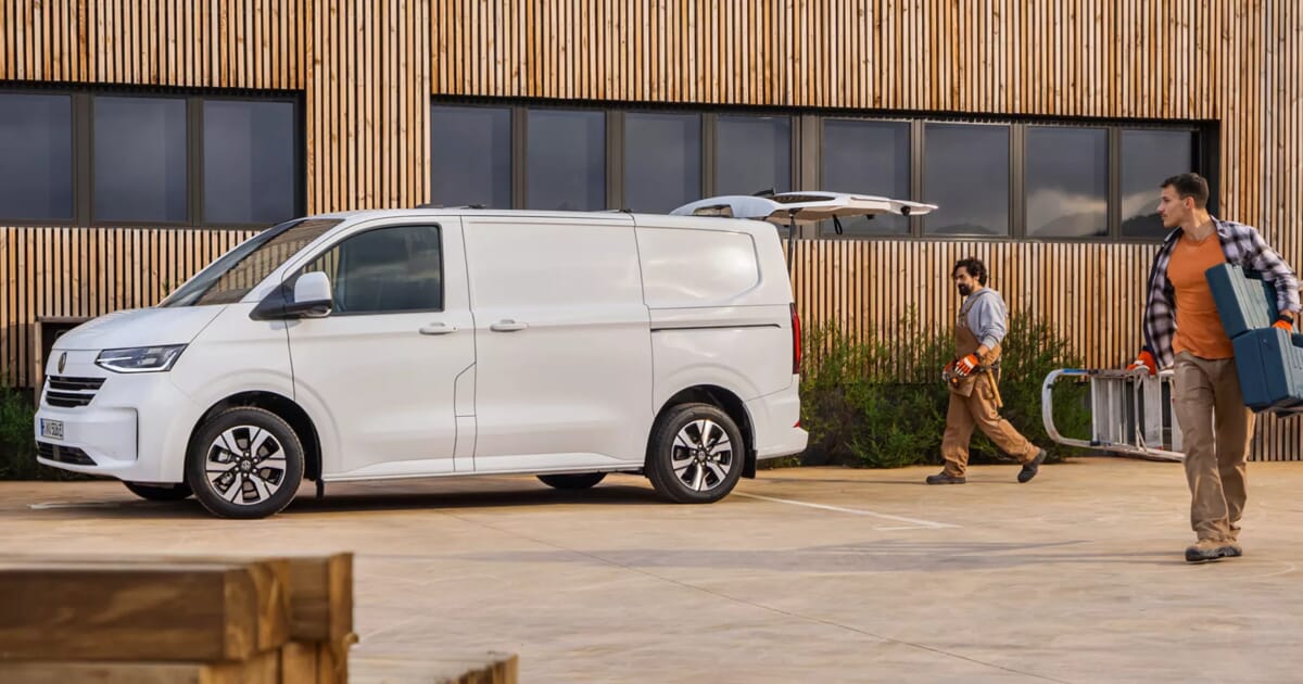 Volkswagen Transporter im täglichen Gewerbeeinsatz vor moderner Firmenhalle – ideal für Handwerk, Service und mobile Teams
