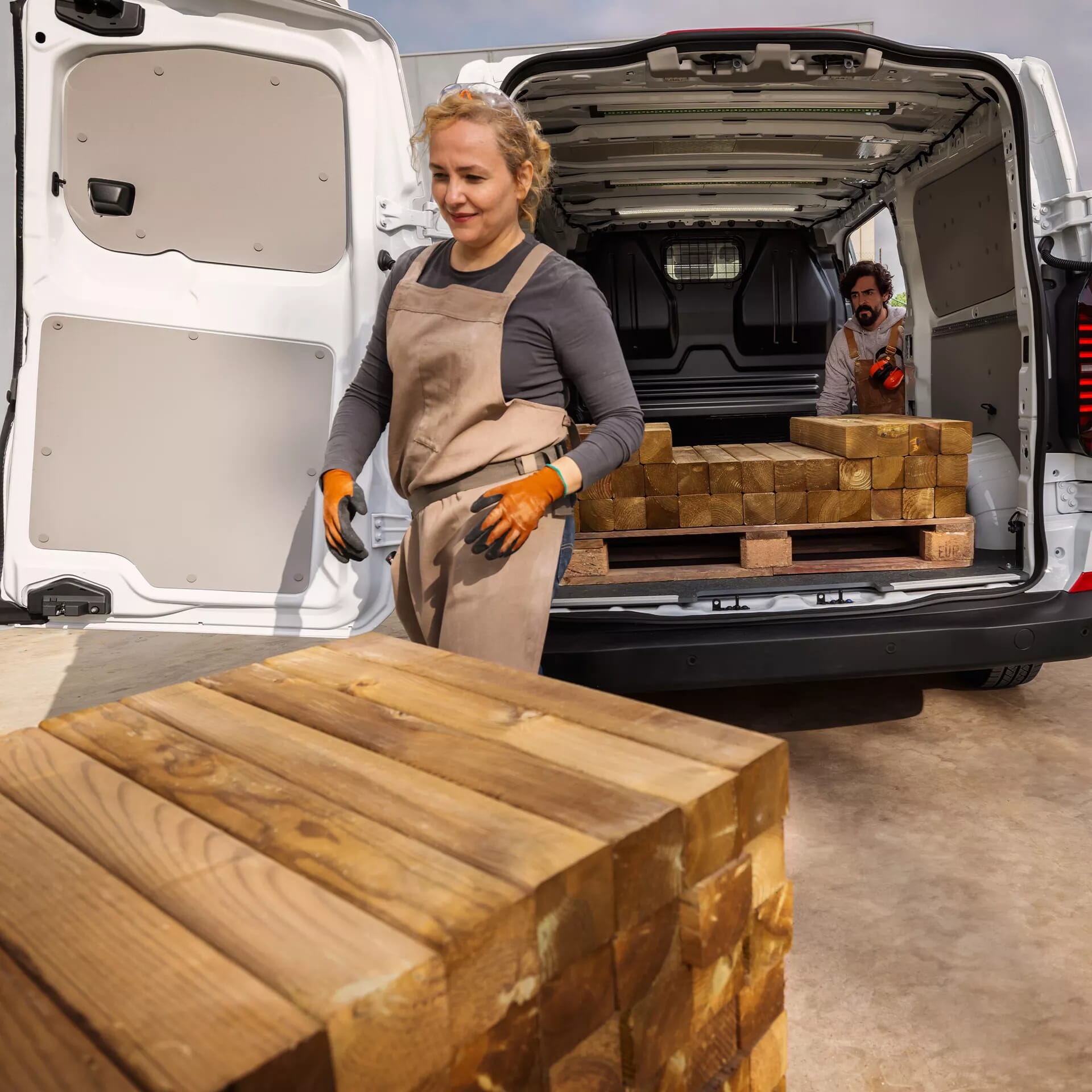 Volkswagen Transporter beim Beladen von Holzplatten – großzügiger Laderaum für Handwerksbetriebe und gewerbliche Einsätze