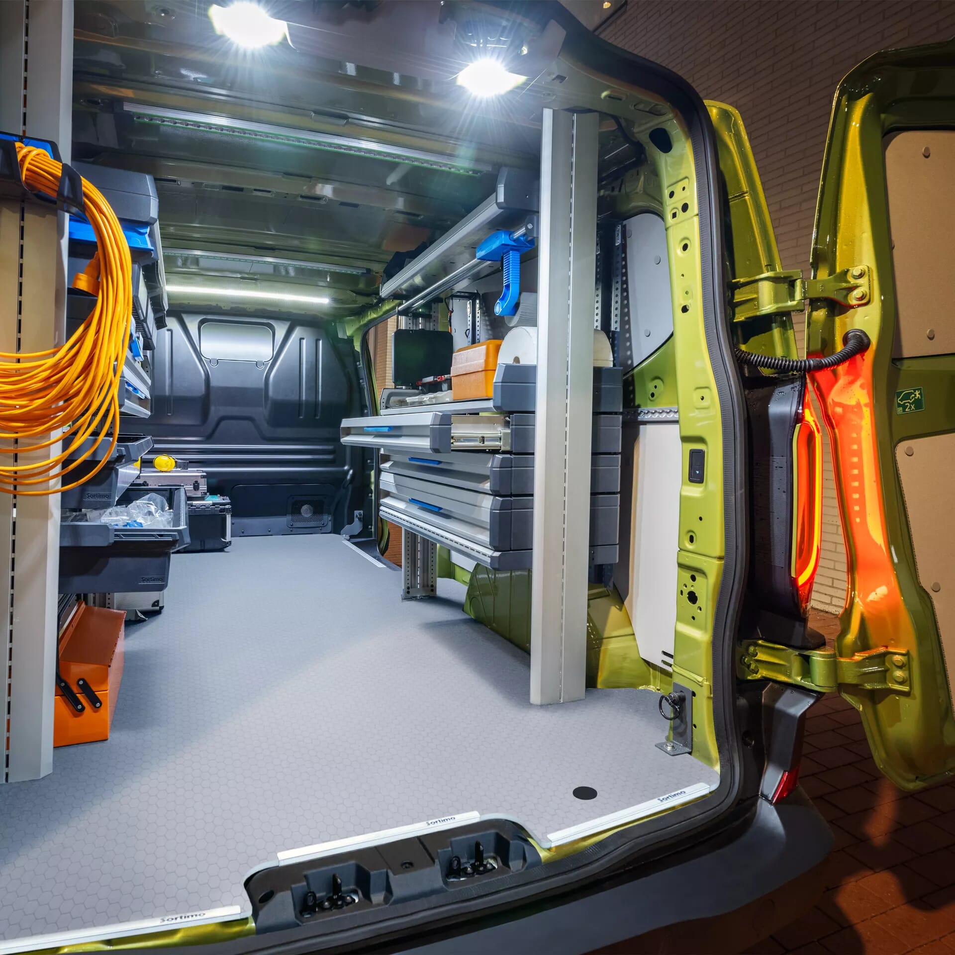 Ausgebauter Volkswagen Transporter mit professioneller Werkstatteinrichtung und organisiertem Laderaum für Service- und Handwerksunternehmen