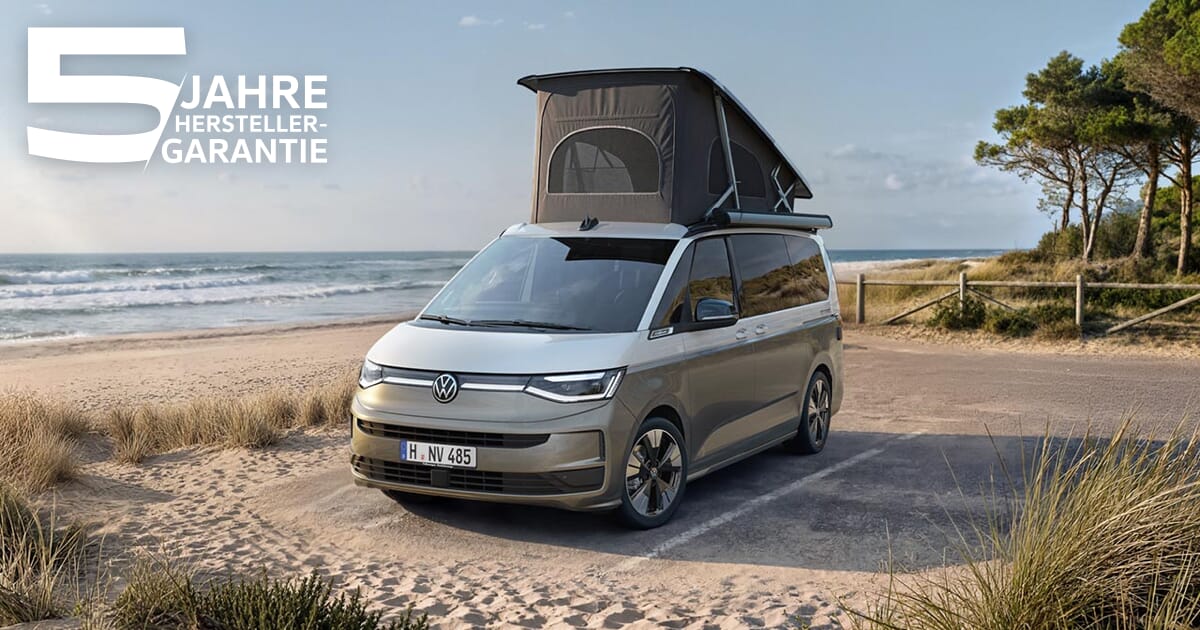 VW California Ocean Generation in Candy-Weiß und Graubraun Metallic am Strand mit aufgeklapptem Aufstelldach und 5 Jahren Herstellergarantie.