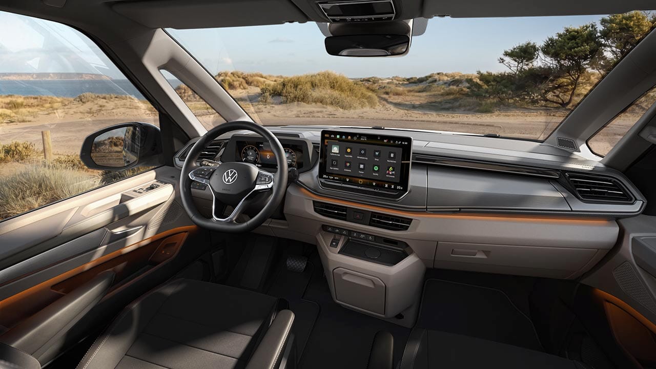 Innenraum des VW California Ocean Generation mit Raven-Sandwick Armaturentafel, Digital Cockpit und Infotainmentsystem.