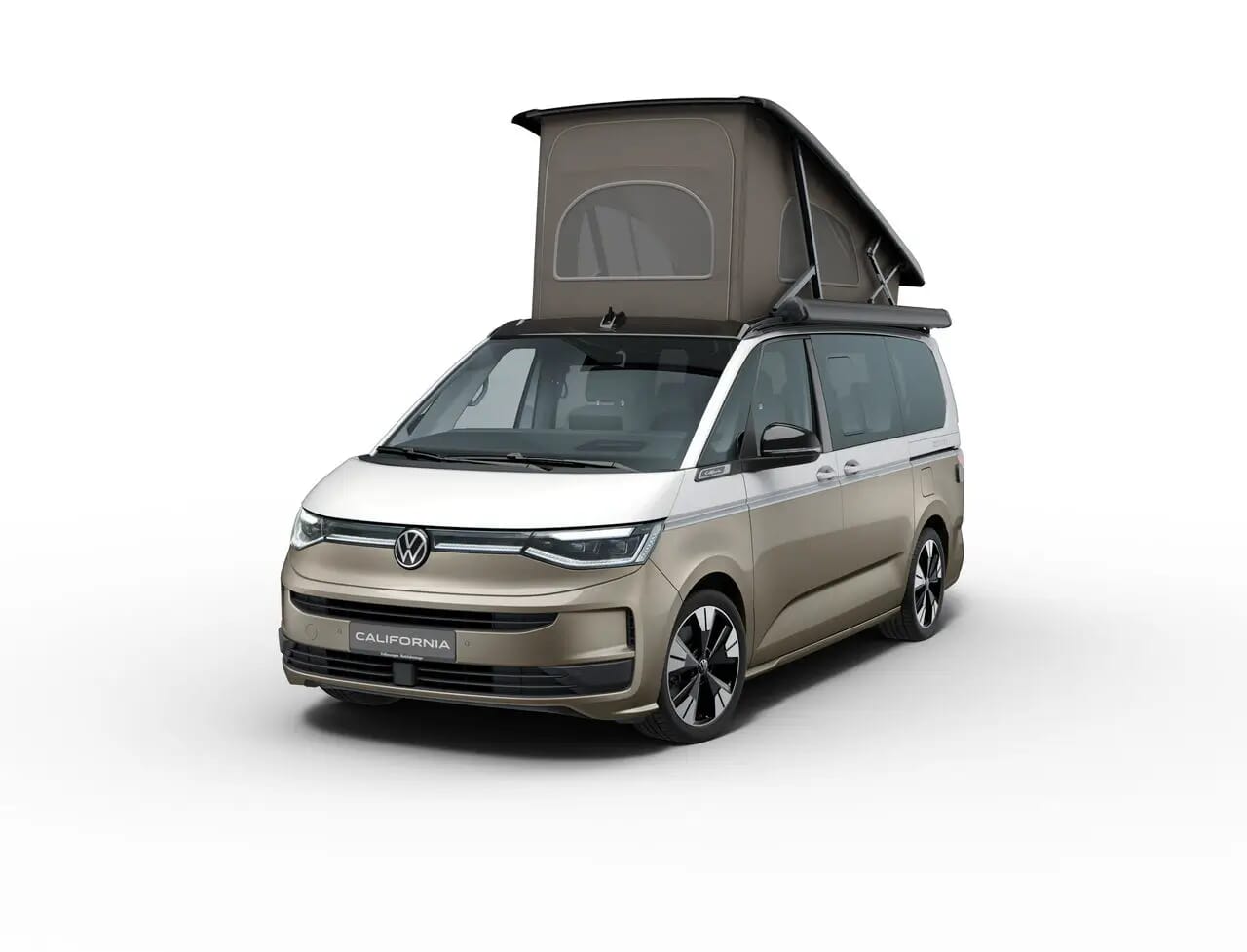 VW California Ocean Generation in Candy-Weiß und Graubraun Metallic mit aufgeklapptem Aufstelldach am Strand.