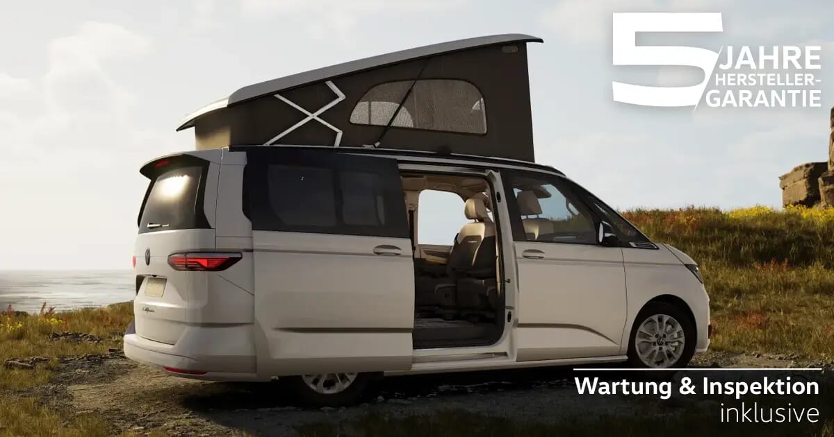 VW California Ocean in Candy-Weiß mit geöffnetem Aufstelldach und Schiebetür in Küstenlandschaft.