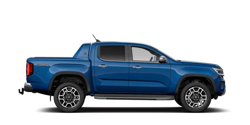 Volkswagen Amarok Pickup in Blau, Seitenansicht mit transparentem Hintergrund.