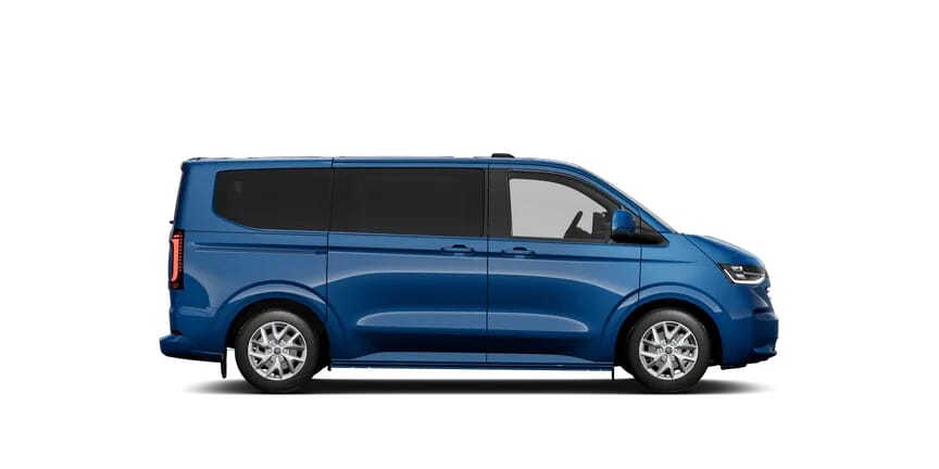 Volkswagen Caravelle T7 in Blau, Seitenansicht auf transparentem Hintergrund.