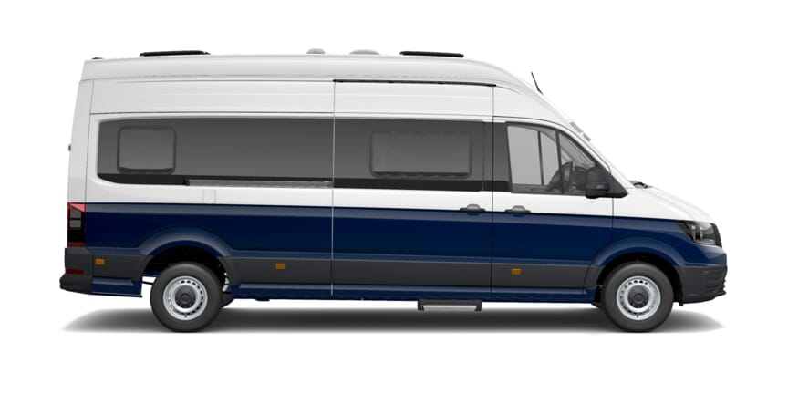 Volkswagen Grand California 680 Wohnmobil in Blau und Weiß, Seitenansicht mit transparentem Hintergrund.